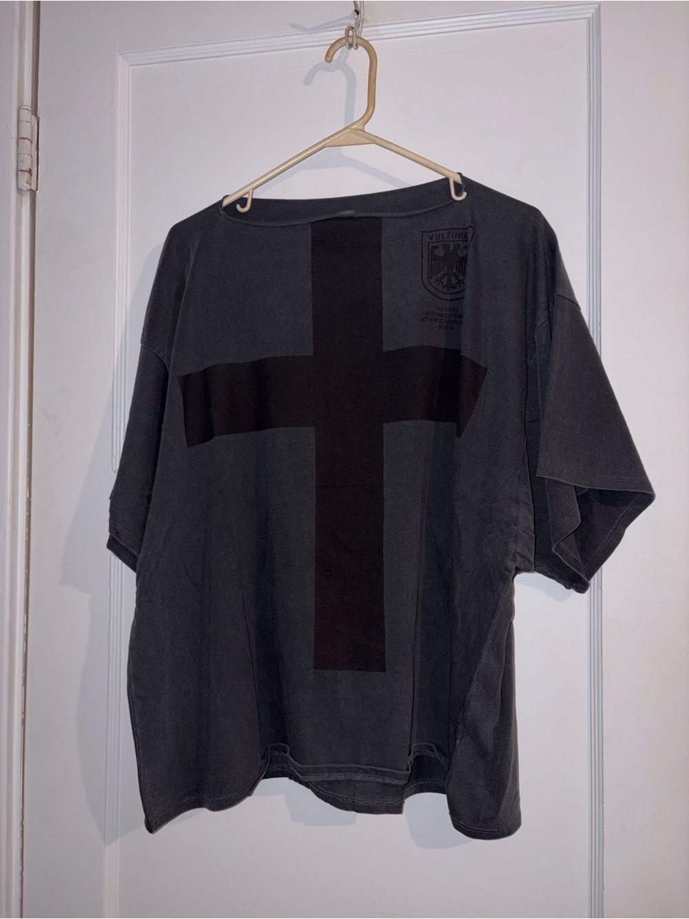 Authentic Kanye Yeezy‘s boxy Vultures Graphic Tee - 
unisex